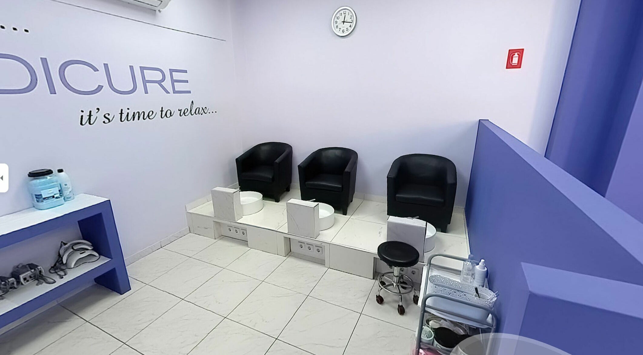 Κομψός χώρος πεντικιούρ στο Nails4you Παγκράτι, Αθήνα, GR με μαύρες πολυθρόνες και μοντέρνα διακόσμηση.