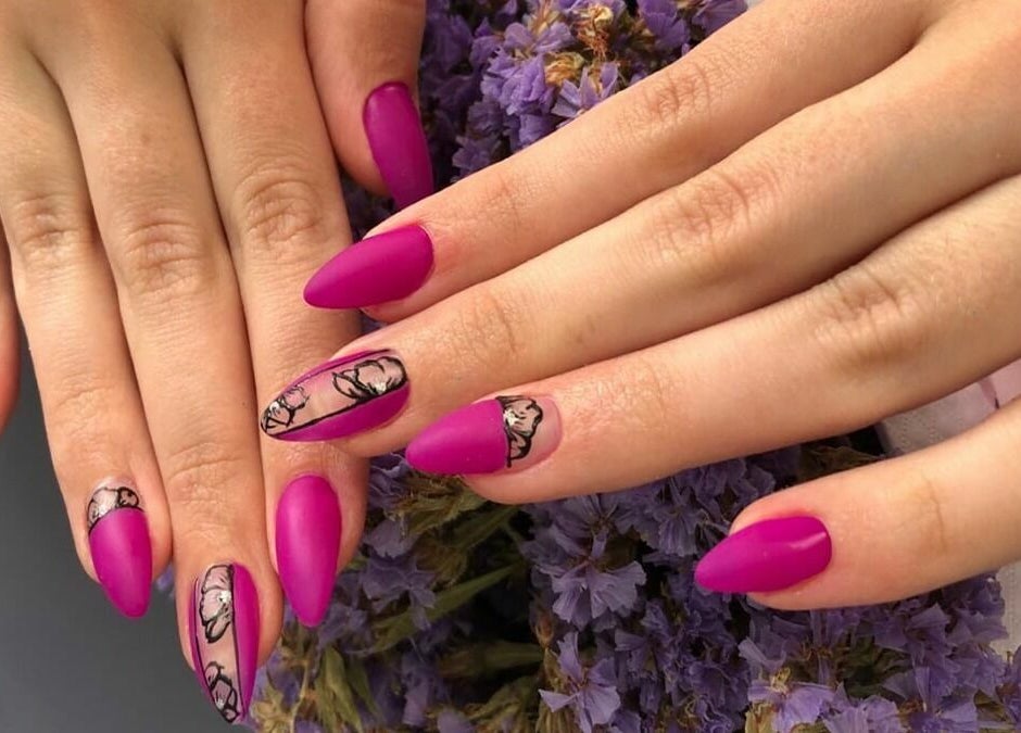 Νύχια σε μωβ αποχρώσεις με σχέδιο λουλουδιών από το Nails4you Παγκράτι, Αθήνα, GR.