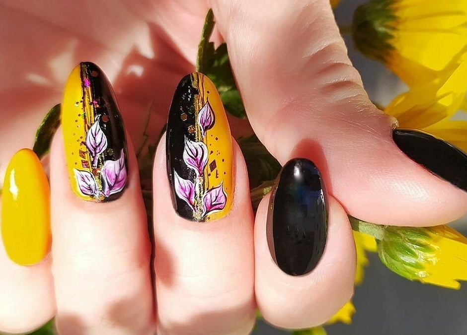 Καλλιτεχνικό μανικιούρ με λουλούδια στο Nails4you Παγκράτι, Αθήνα, GR.