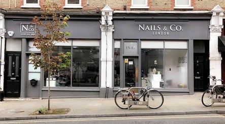 Nails and Co. London – obraz 2