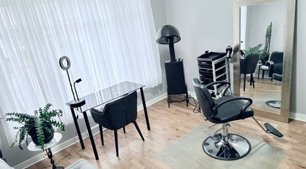 Intérieur élégant du salon Luc Soucy styliste/coloriste à Longueuil, Québec, CA. Ambiance moderne et lumineuse.