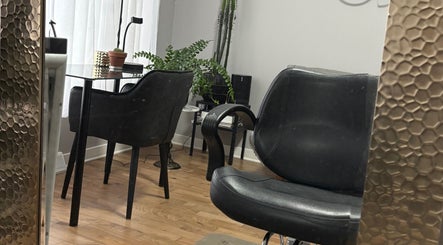 Espace de coiffure moderne chez Luc Soucy styliste/coloriste, Longueuil, Québec, CA.