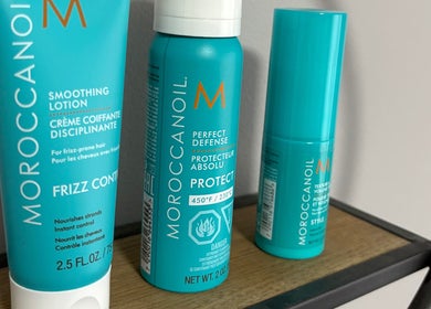 Produits Moroccanoil sur étagère chez Luc Soucy styliste/coloriste à Longueuil, Québec, CA.