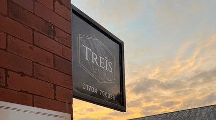 Treîs Salon sign at sunset in Southport, England, GB, showcasing elegant branding.
