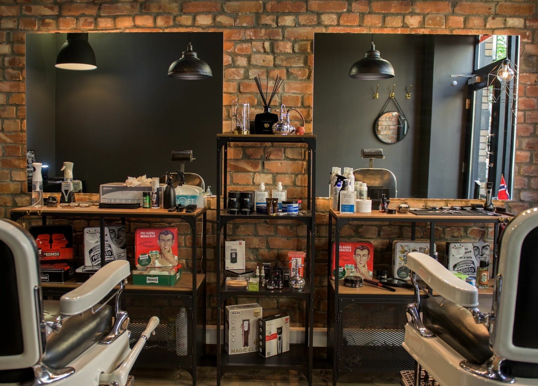 Interiør av Eduardo's barbershop AS Avd. Frogner i Oslo, Oslo, NO med barberstoler og pleieprodukter.