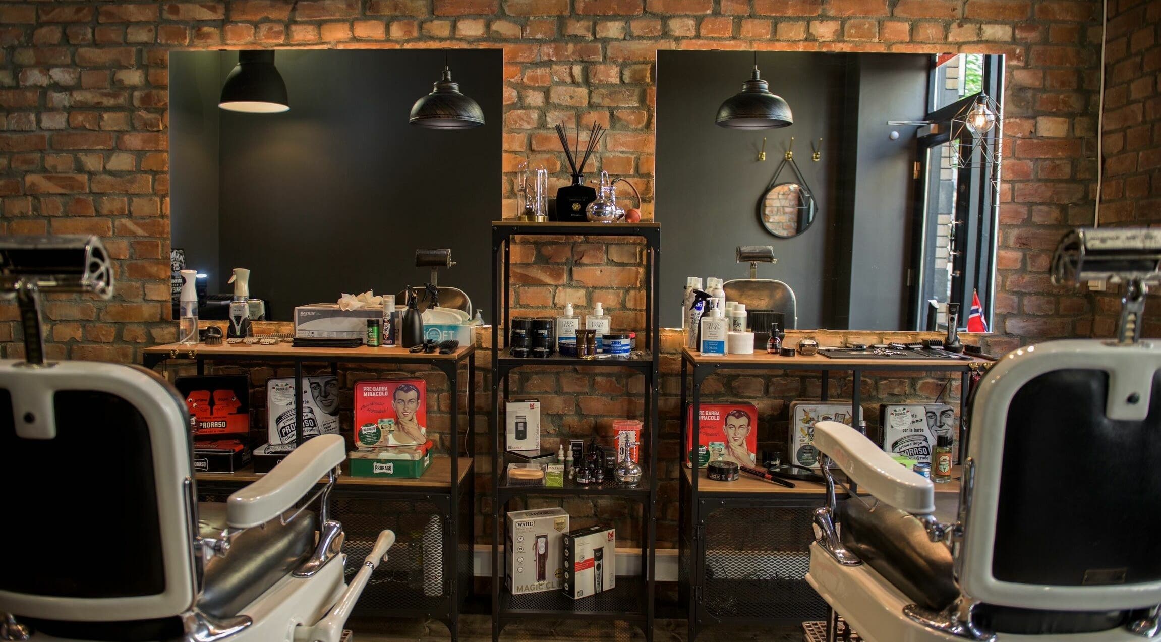 Interiør av Eduardo's barbershop AS Avd. Frogner i Oslo, Oslo, NO med barberstoler og pleieprodukter.