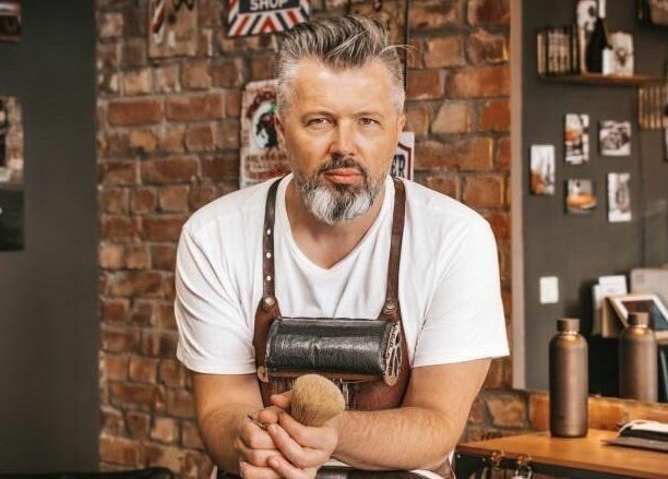 Innvendig bilde av Eduardo’s barbershop AS Avd. Frogner, Oslo, Oslo, NO, med en barberer i sentrum.