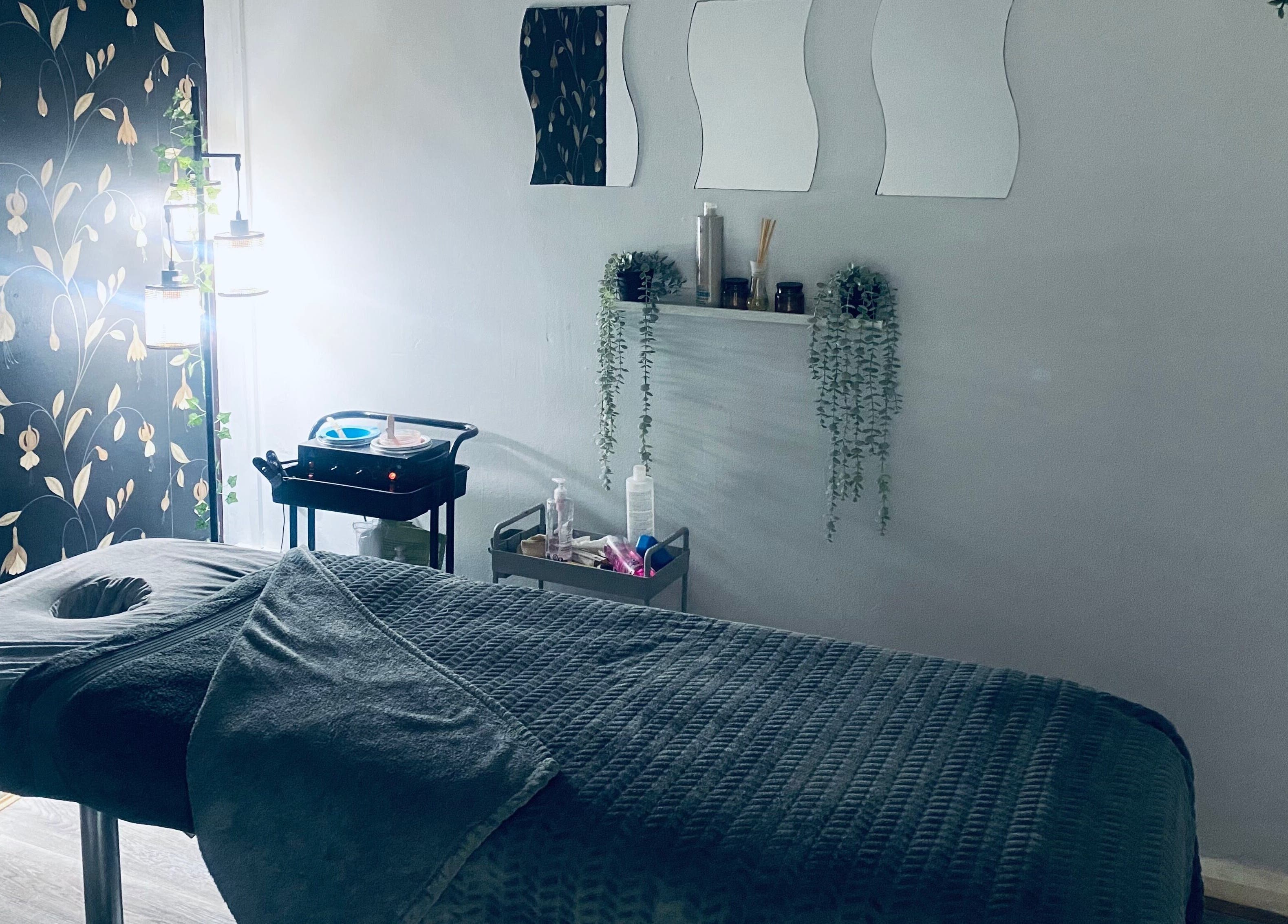 Relaxing massage room at Head to Toe in Grassmoor, England, GB with ambient lighting and comforting decor.