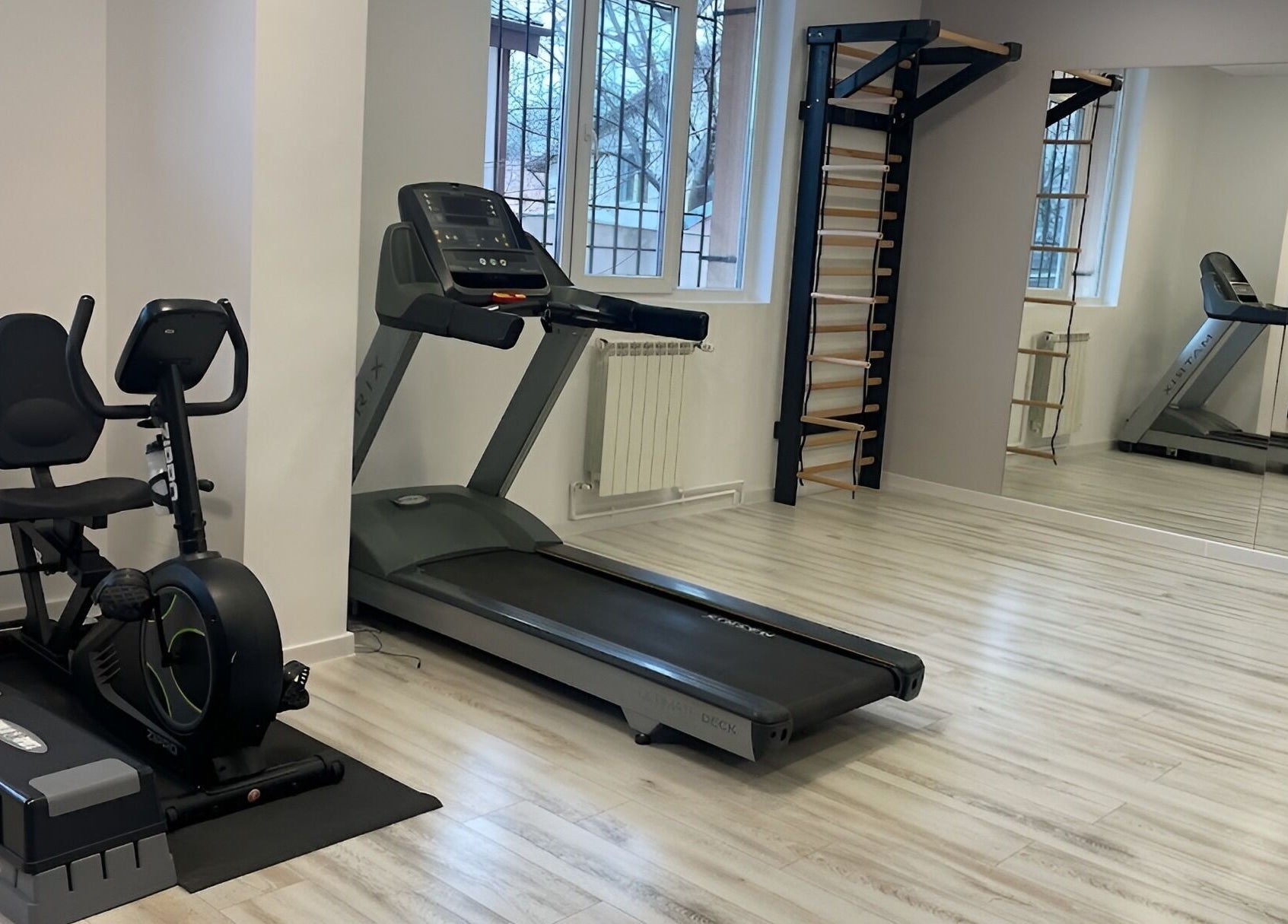 Echipamente fitness la Postural Kinetic Therapy, București, România, RO reflectate în oglindă pentru exerciții eficiente.