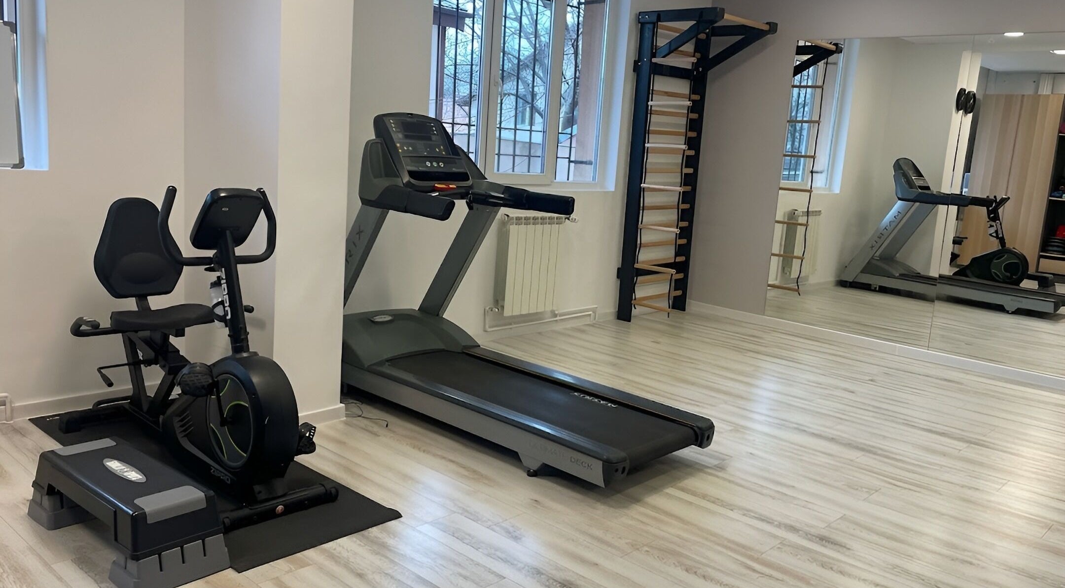 Echipamente fitness la Postural Kinetic Therapy, București, România, RO reflectate în oglindă pentru exerciții eficiente.