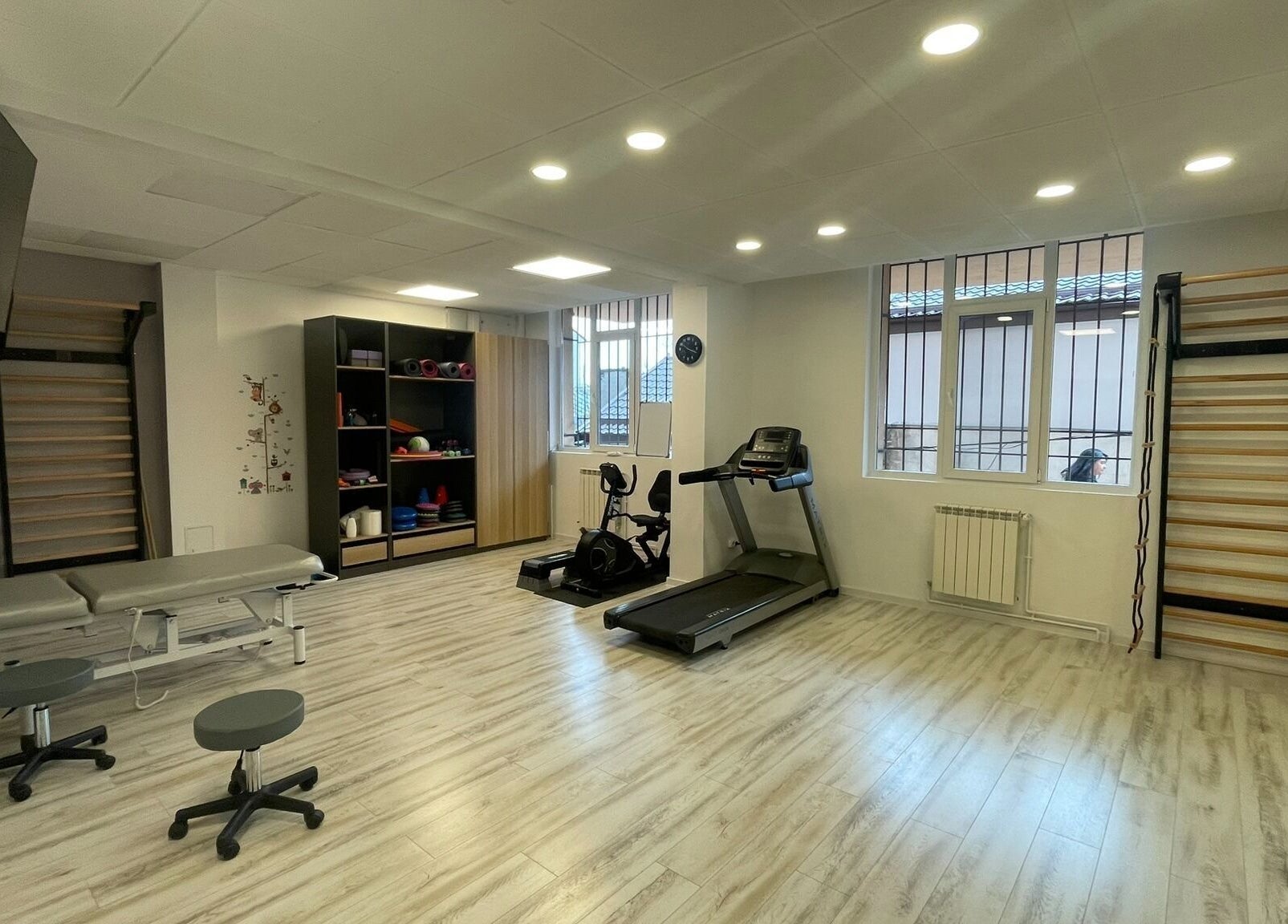 Interior spațios la Postural Kinetic Therapy, București, Romania, RO, cu echipamente moderne de fitness.