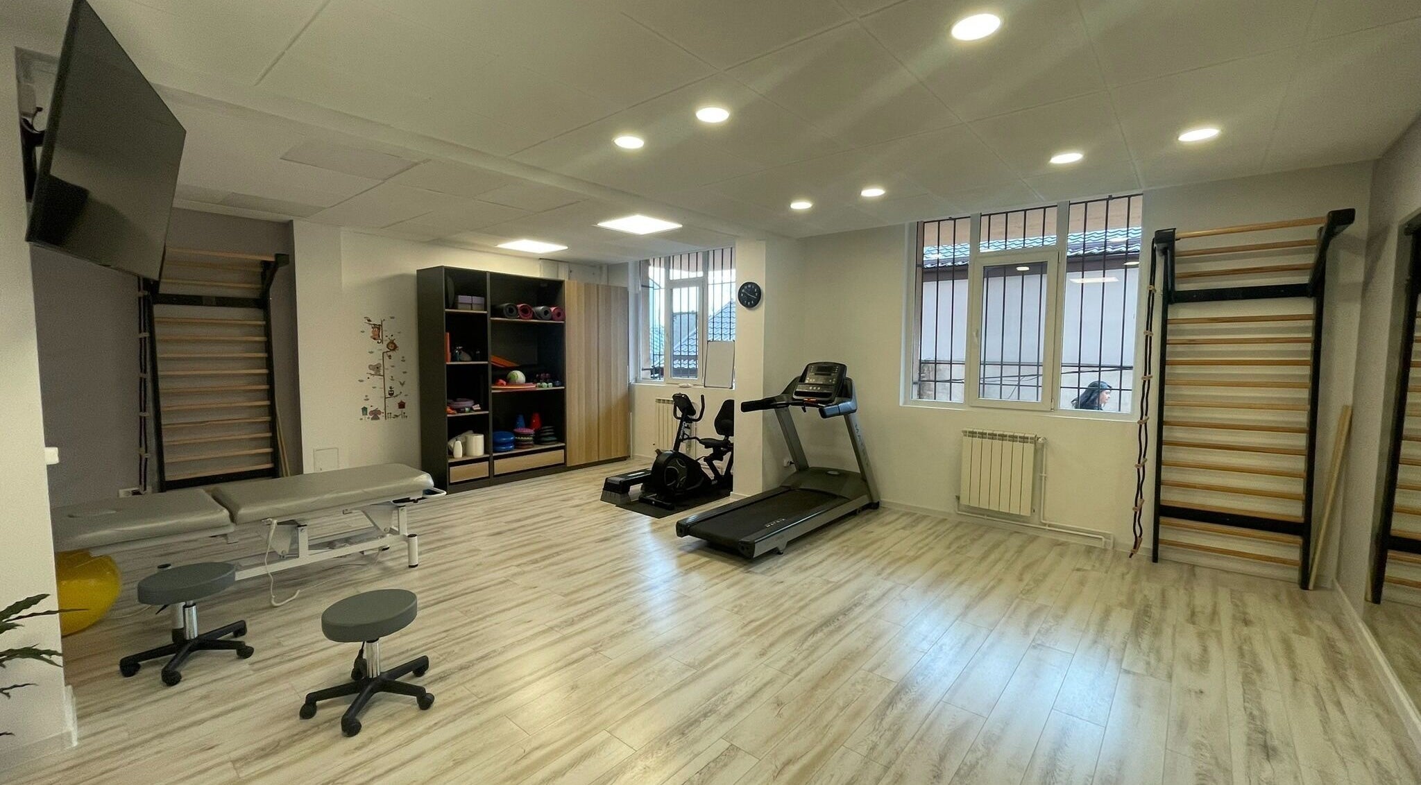 Interior spațios la Postural Kinetic Therapy, București, Romania, RO, cu echipamente moderne de fitness.