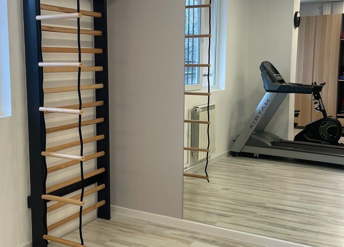 Sala de antrenament modernă la Postural Kinetic Therapy, București, România, RO, cu scara și bandă de alergare.