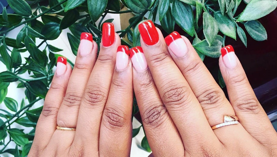 Red Apple Nails and Beauty – obraz 1