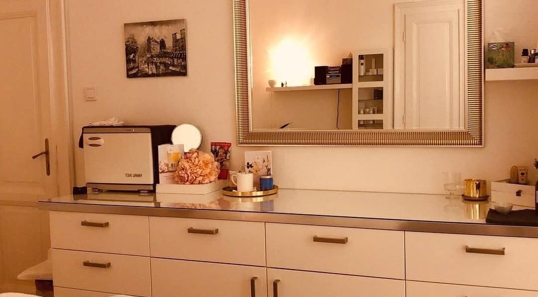 Modern tükör és bútor Mandalart Organic Beauty szalonban, Budapest, Magyar, HU.