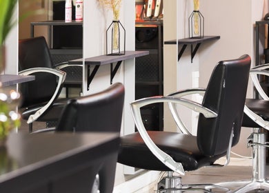 Moderne kappersstoelen bij Yous Krullenspecialist, Almere, Flevoland, NL. Luxe salon voor ultiem comfort.