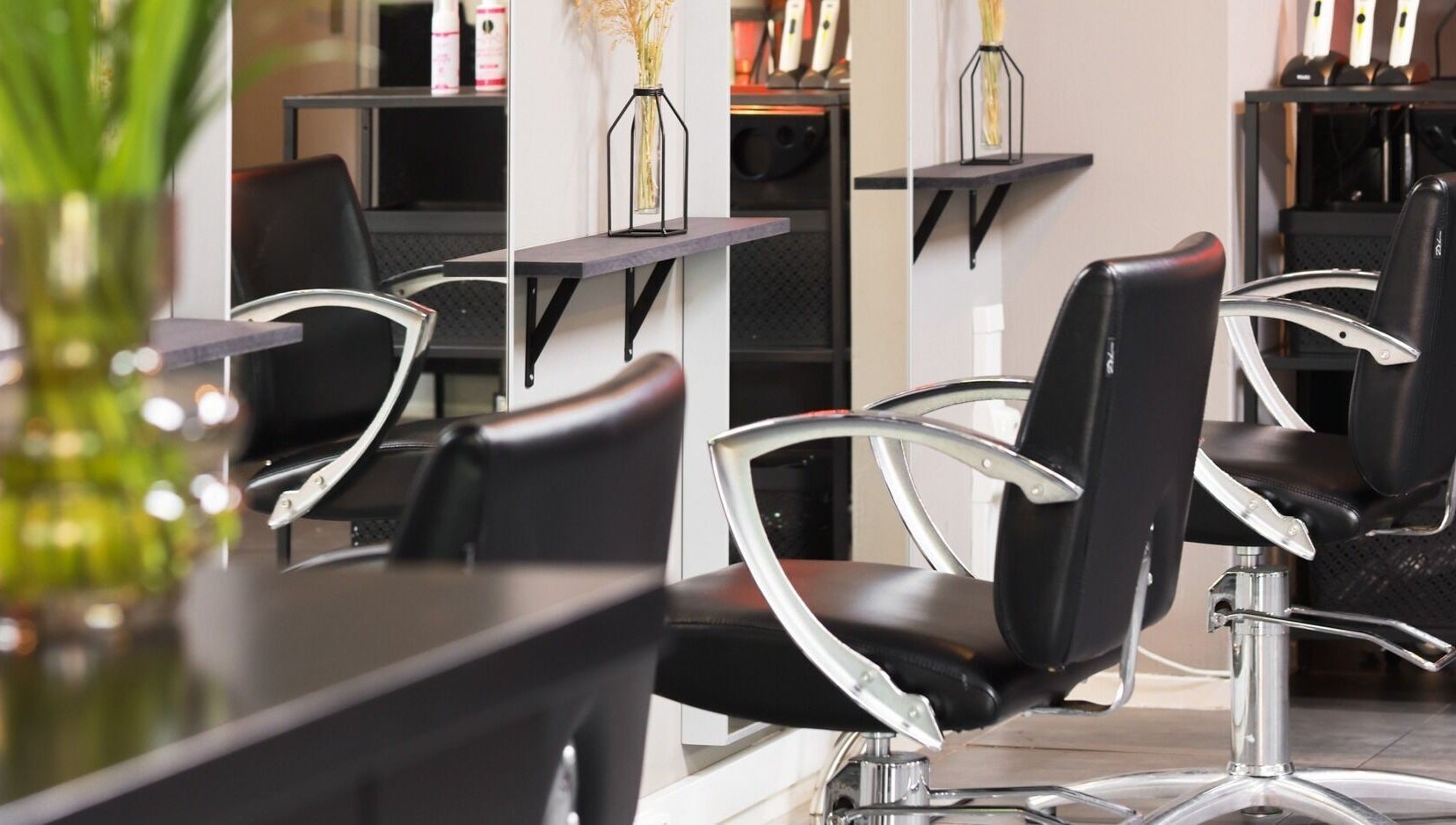 Stijlvolle salonstoelen bij Yous Krullenspecialist in Almere, Flevoland, NL voor ultiem comfort en design.