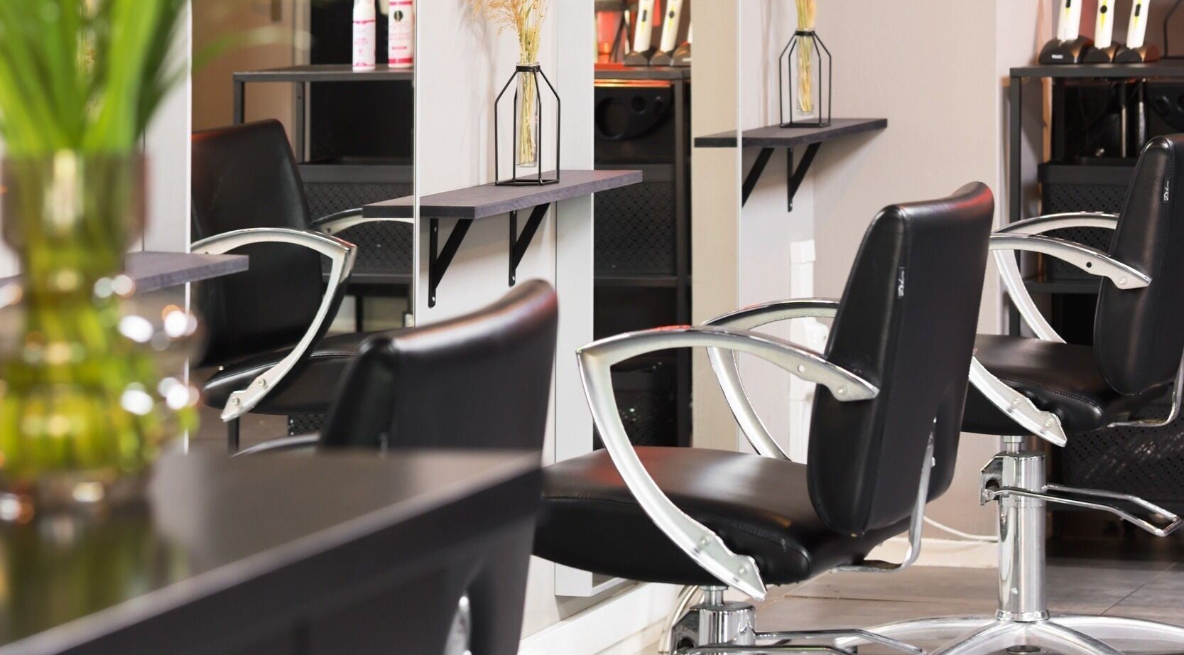 Stijlvolle salonstoelen bij Yous Krullenspecialist in Almere, Flevoland, NL voor ultiem comfort en design.