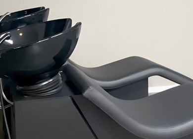 Moderne wasbakken bij Yous Krullenspecialist in Almere, Flevoland, NL bieden luxe comfort voor haarverzorging.