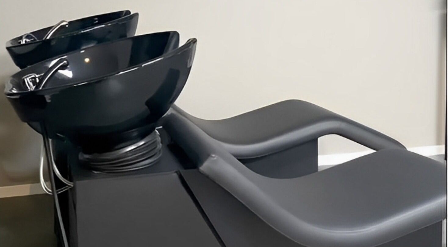 Moderne wasbakken bij Yous Krullenspecialist in Almere, Flevoland, NL bieden luxe comfort voor haarverzorging.