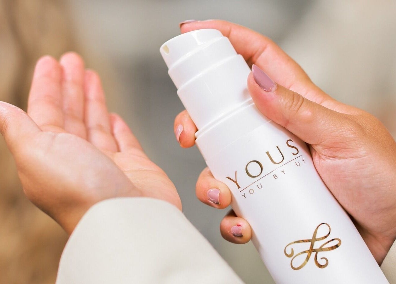 Hand met Yous Krullenspecialist handcrème in Almere, Flevoland, NL.