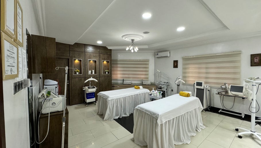 Khrome Med Spa and Unisex Salon Lobito Crescent Wuse 2 – kuva 1