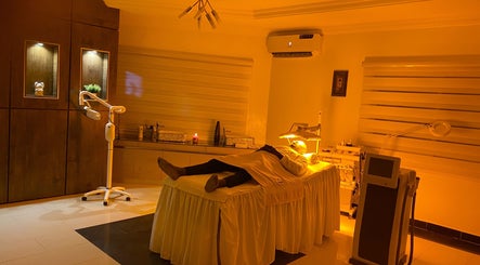 Khrome Med Spa and Unisex Salon Lobito Crescent Wuse 2 – kuva 2