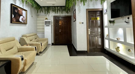 Khrome Med Spa and Unisex Salon Lobito Crescent Wuse 2 – kuva 3