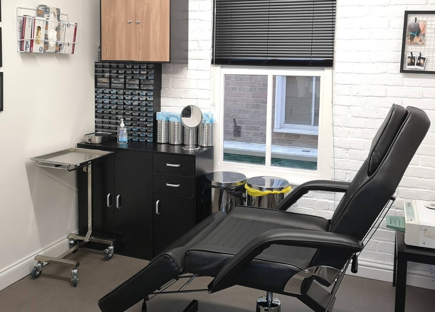 Modern piercing studio at Arcade Eight Piercing, Newport Pagnell, England, GB with a reclining chair and clean setup.