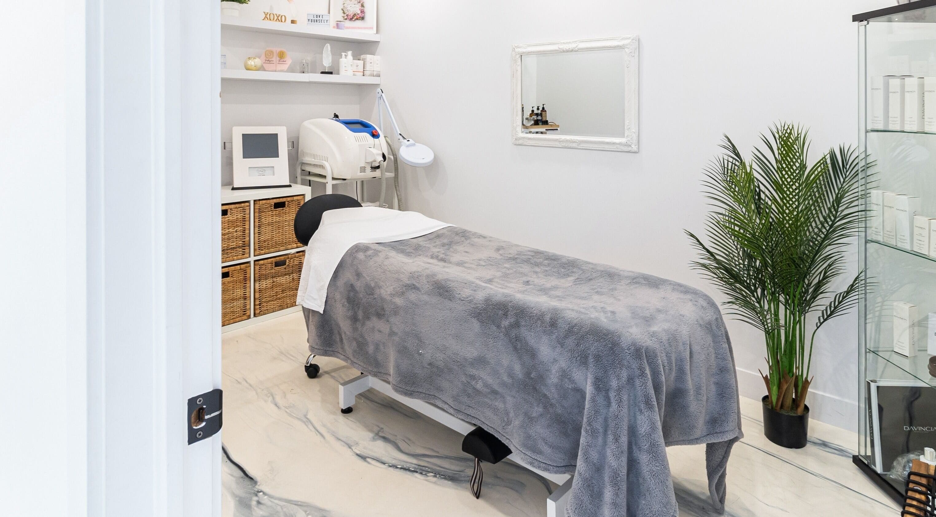 Salle de soins à Institut Beauté Santé Milavy à Mirabel, Québec, CA, avec table, équipement et décor apaisant.