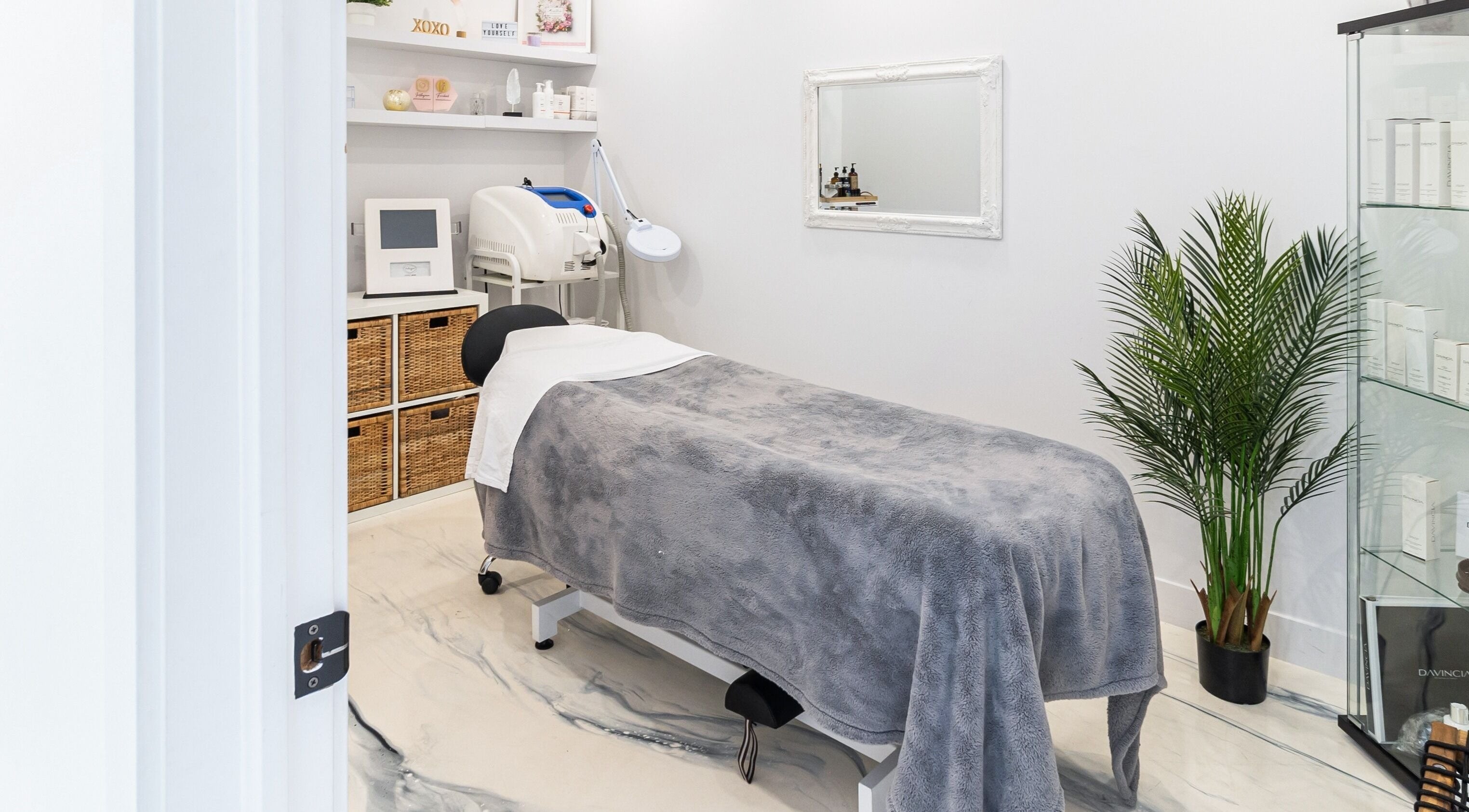 Salle de soins à Institut Beauté Santé Milavy à Mirabel, Québec, CA, avec table, équipement et décor apaisant.