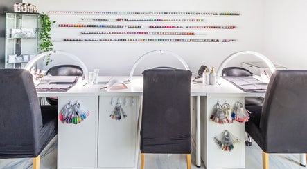 Salon de manucure lumineux à Institut Beauté Santé Milavy, Mirabel, Québec, CA, prêt pour votre soin.