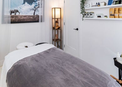 Salle de massage à Institut Beauté Santé Milavy, Mirabel, Québec, CA. Ambiance apaisante et harmonieuse.