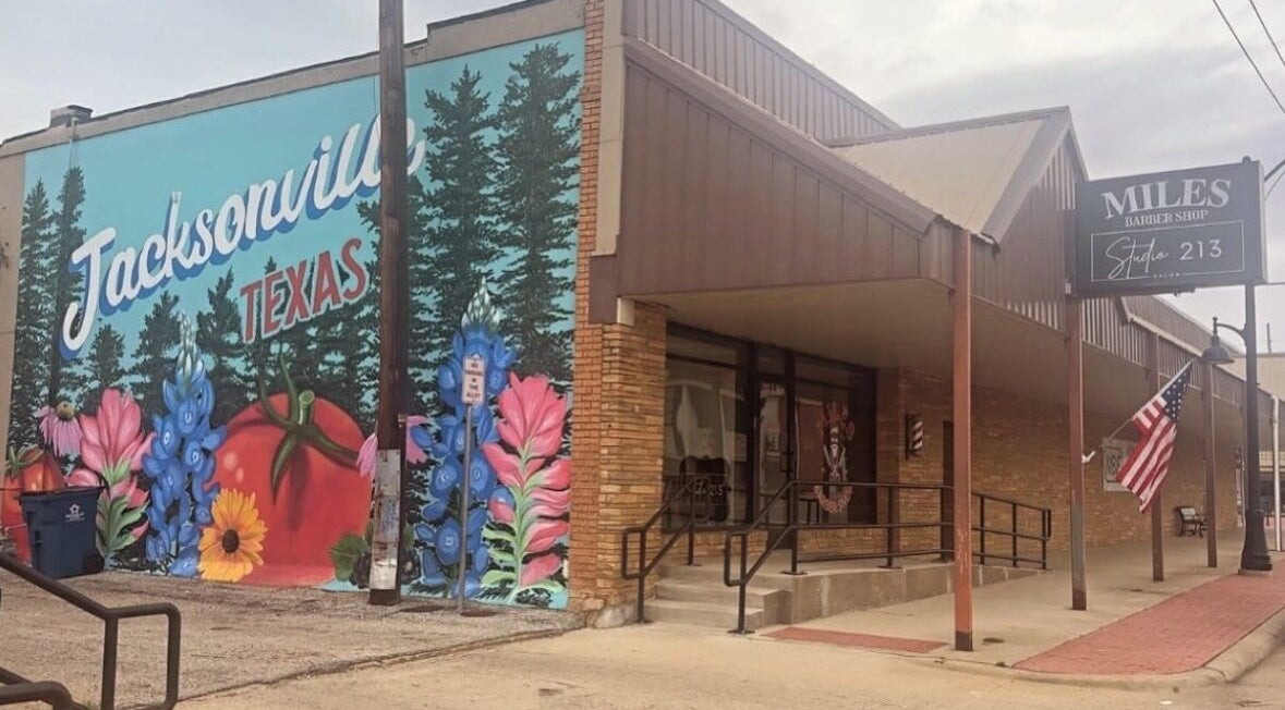 AMberly @Studio213 mural at Jacksonville, Texas, US showcasing vibrant floral art.
