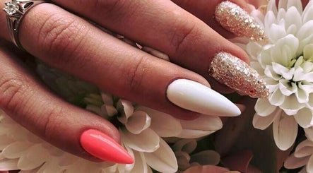 Edita's Nails and Eyelashes