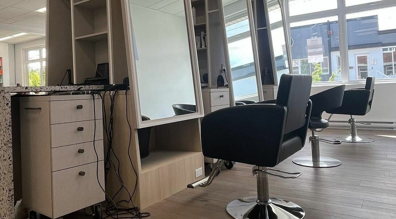 Intérieur moderne de Krömatik à Rimouski, Québec, CA, avec postes de coiffure lumineux.