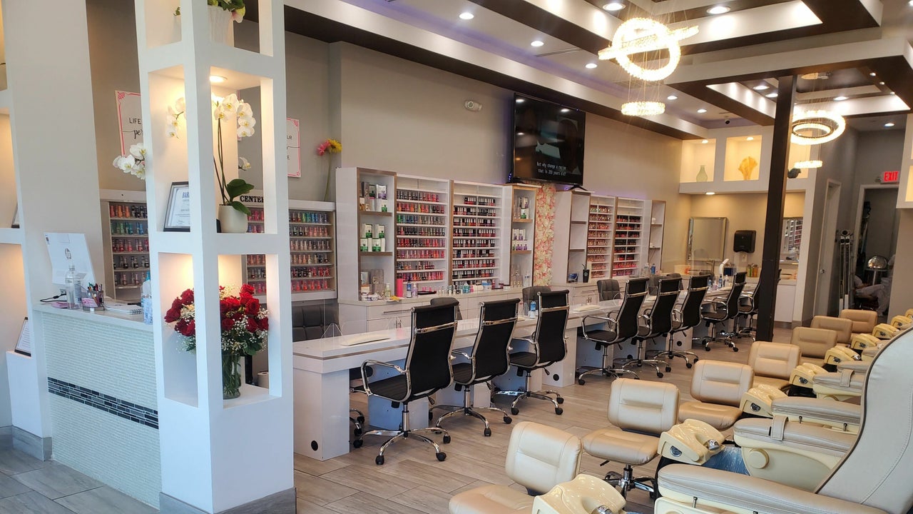 Best salons for acrylic nails in Bramalea North Industrial