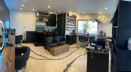 Dealis Hair Boutique image 2