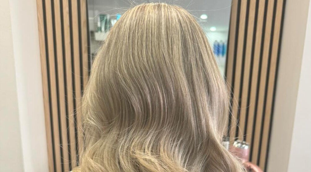 Stylish blonde hair waves at Sarah’s Unisex Salon, Saint Julian's, MT, showcasing modern beauty technique.