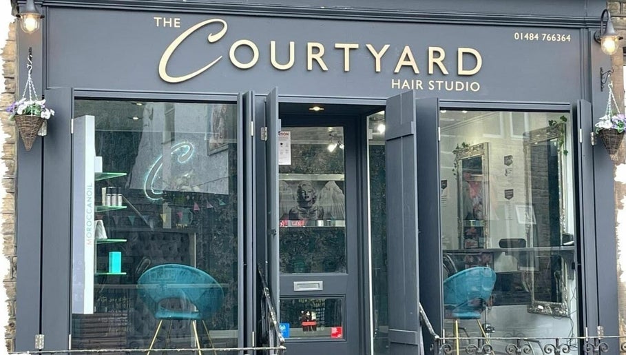 The Courtyard Hair Studio Bild 1