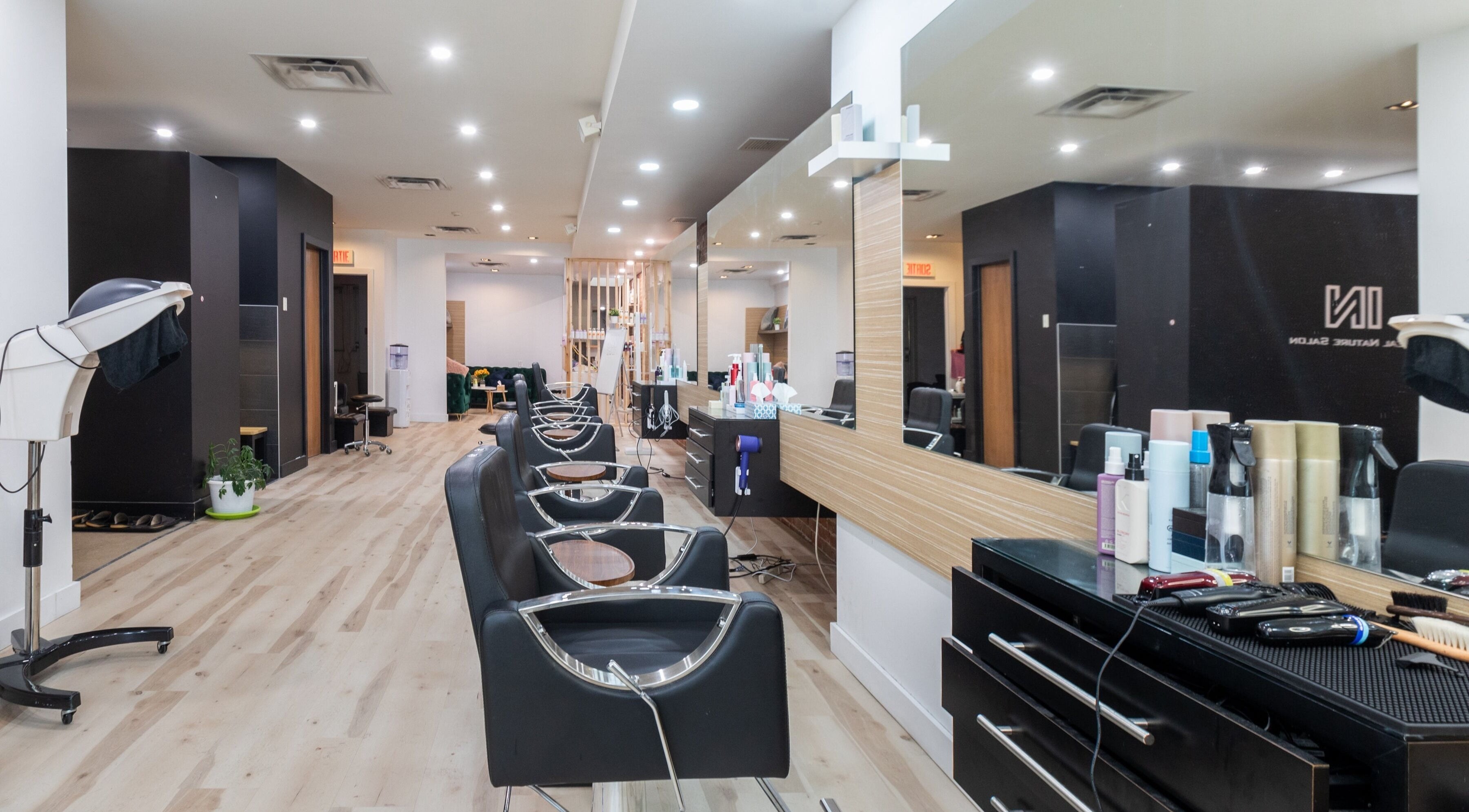 Stylish salon interior at IN Salon - Galerie & Riria, Montréal, Québec, CA, showcasing modern design.