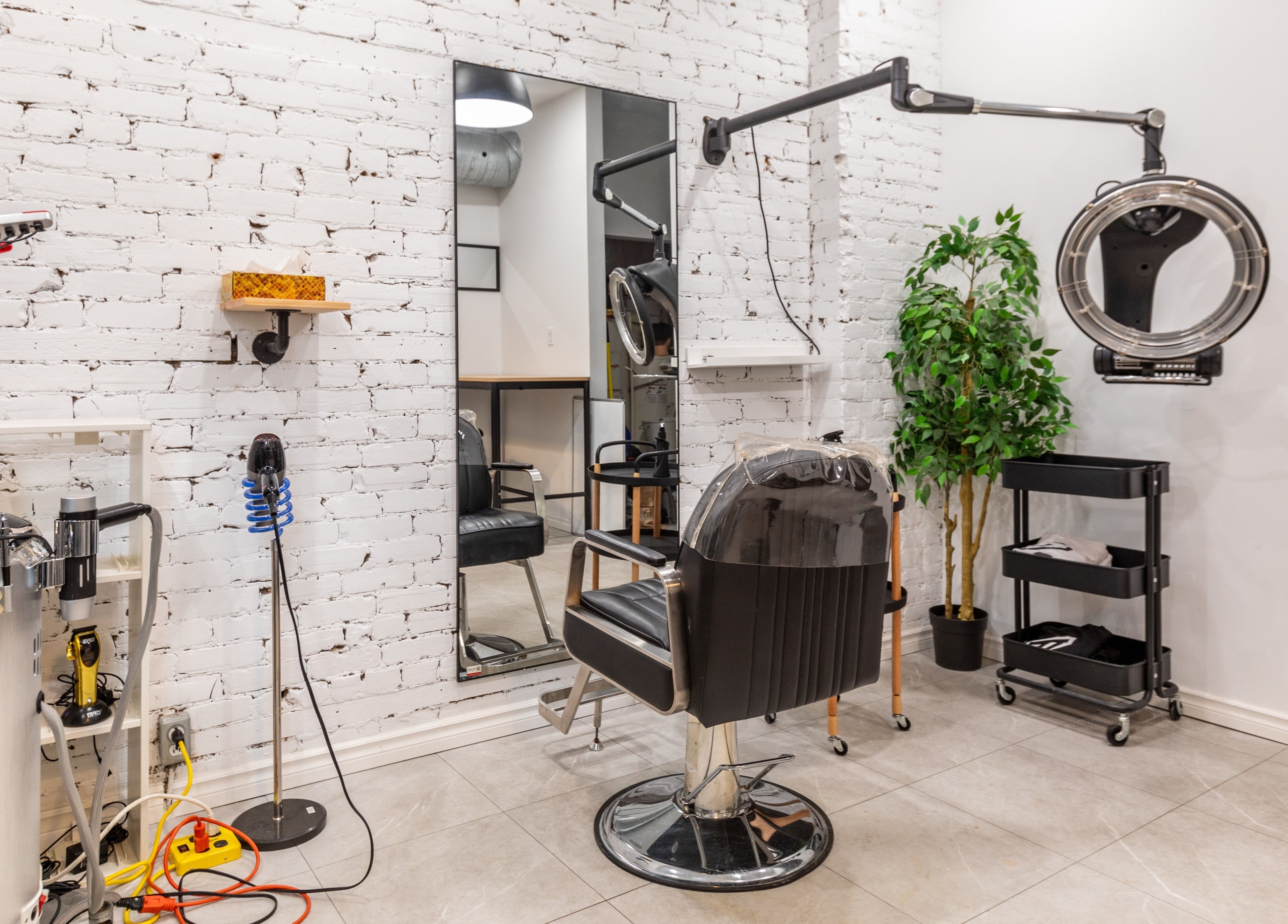 Stylish hair salon at IN Salon-Saint-Mathieu, Montréal, Québec, CA with modern décor and seating.