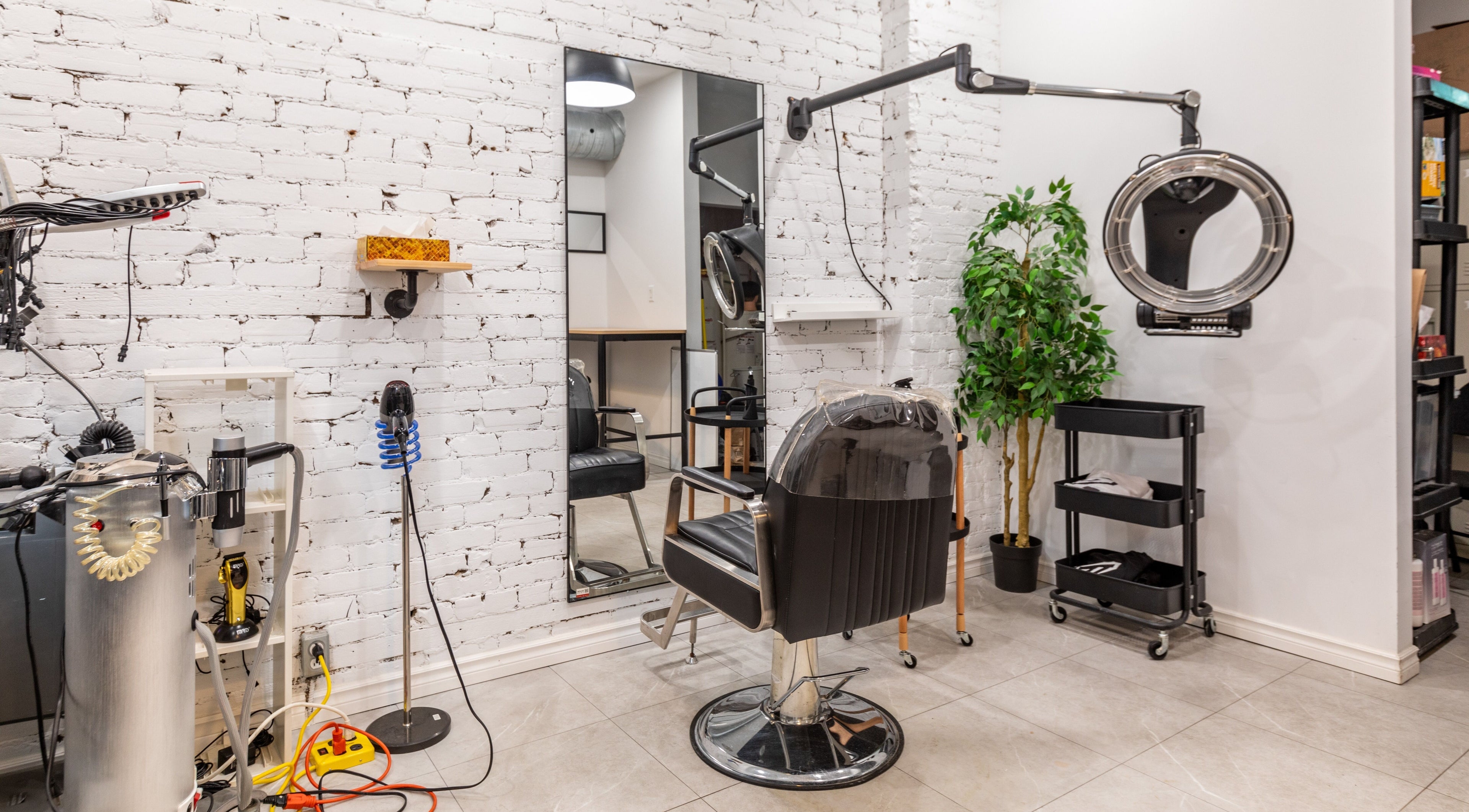 Stylish hair salon at IN Salon-Saint-Mathieu, Montréal, Québec, CA with modern décor and seating.