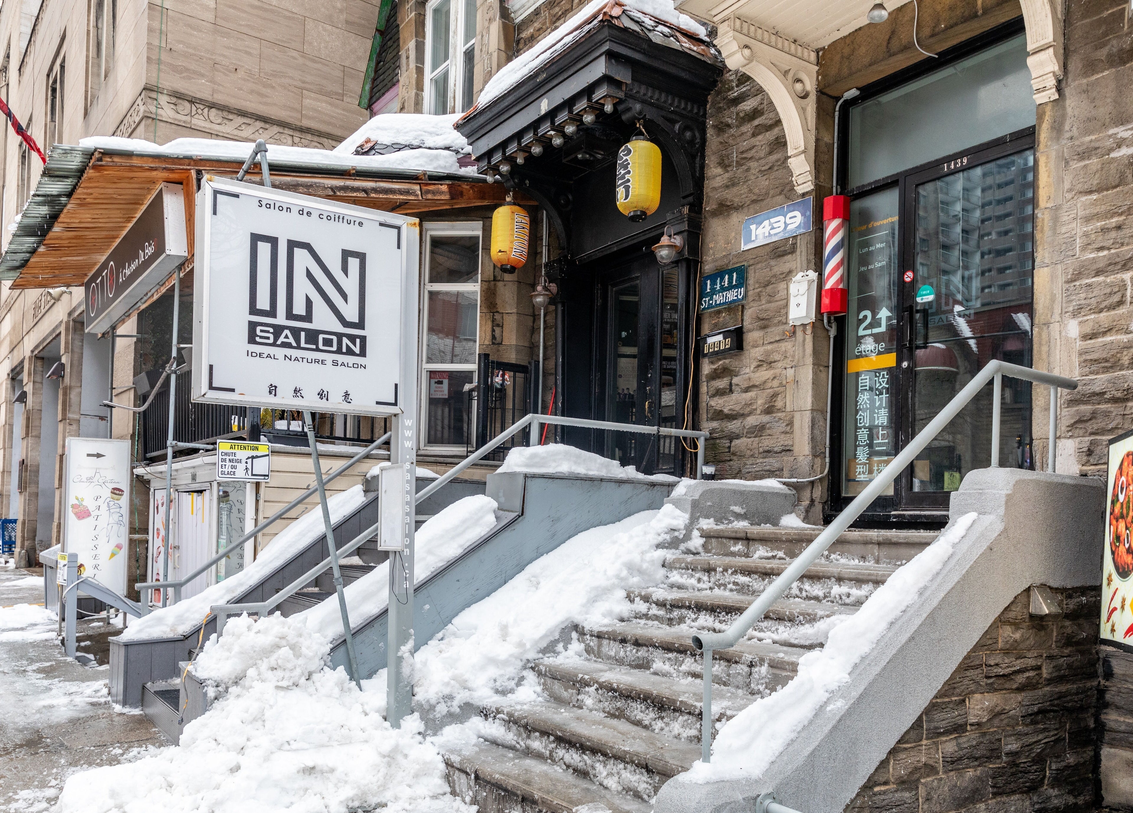Entrance of IN Salon-Saint-Mathieu at 1439 Saint-Mathieu, Montréal, Québec, CA, showcasing its distinctive signage.