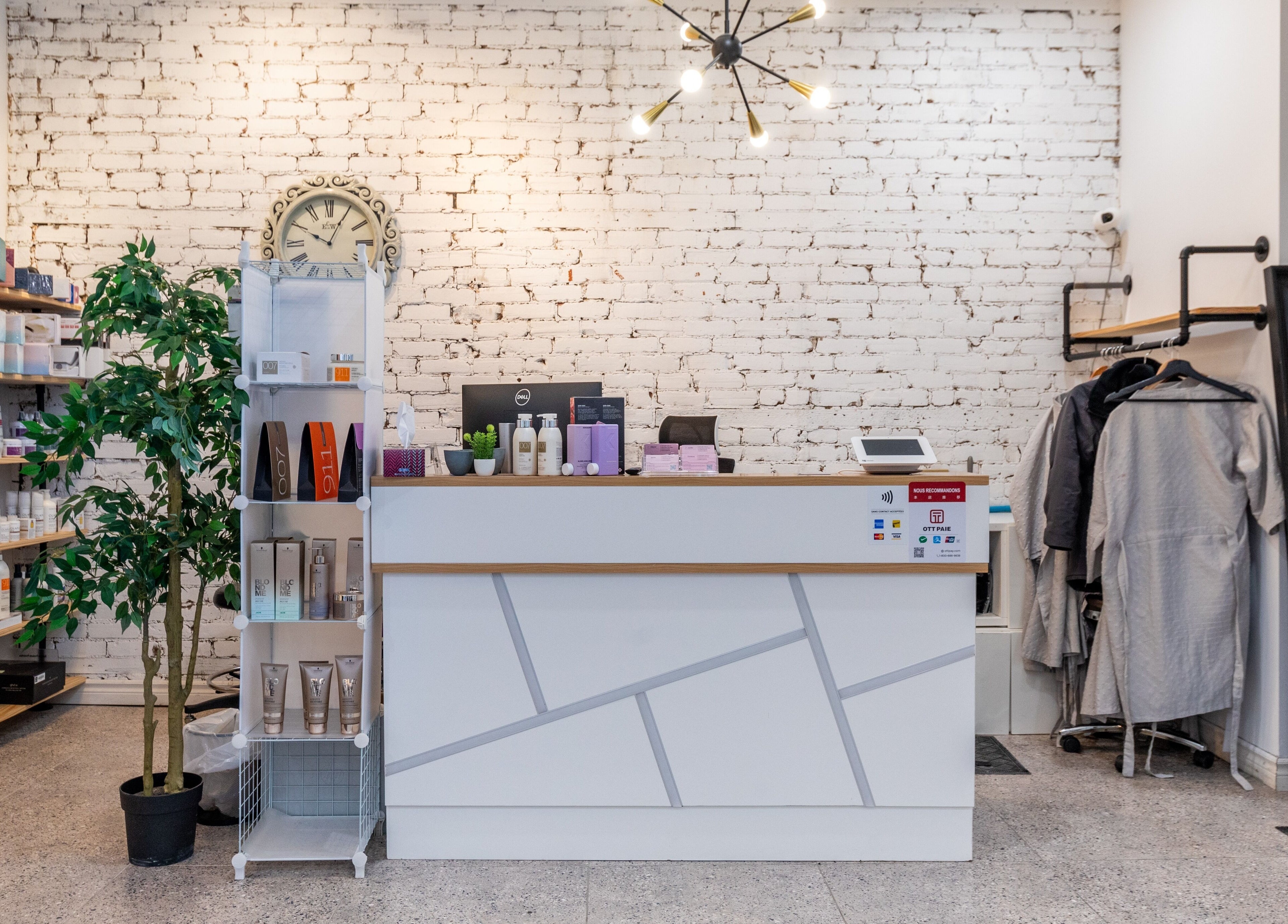 Modern reception at IN Salon-Saint-Mathieu (1439 saint-mathieu) in Montréal, Québec, CA, featuring elegant decor.