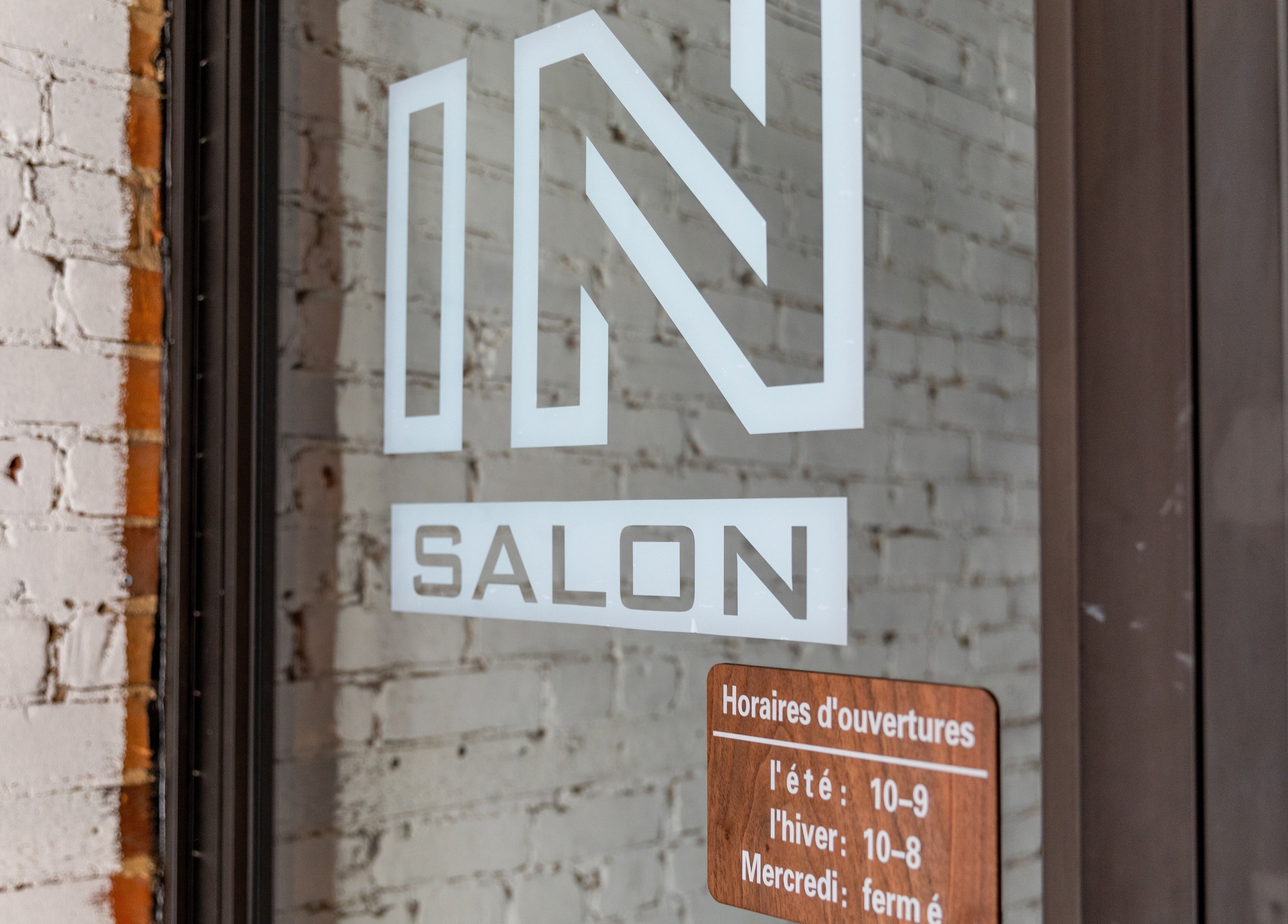 Entrance of IN Salon-Saint-Mathieu, located at 1439 Saint-Mathieu, Montréal, Québec, CA.