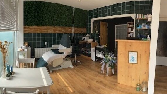 Rustige behandelkamer bij MOOI By Martine in Bodegraven, Zuid-Holland, NL, met groen interieur en houten details.