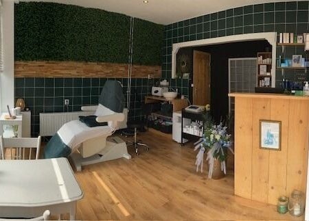 Rustige behandelkamer bij MOOI By Martine in Bodegraven, Zuid-Holland, NL, met groen interieur en houten details.