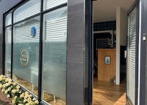 Buitenkant van MOOI By Martine in Bodegraven, Zuid-Holland, NL met moderne glazen pui.