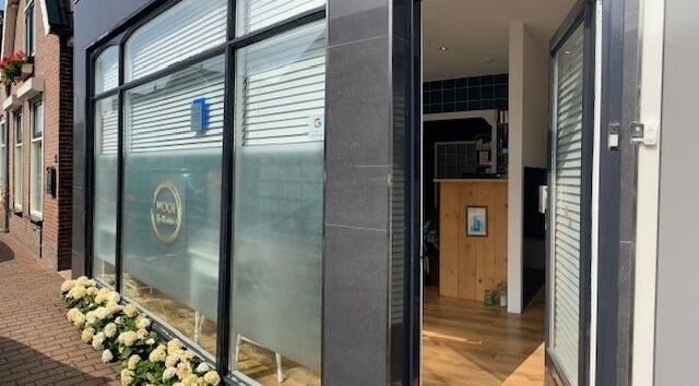 Buitenkant van MOOI By Martine in Bodegraven, Zuid-Holland, NL met moderne glazen pui.